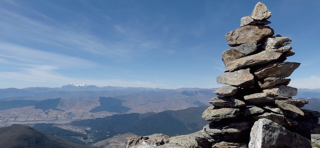 That's Tapuae-O-uenuku, 2885m, with the snow as seen from the Mt Richmond summit, Mt Richmond Forest Park