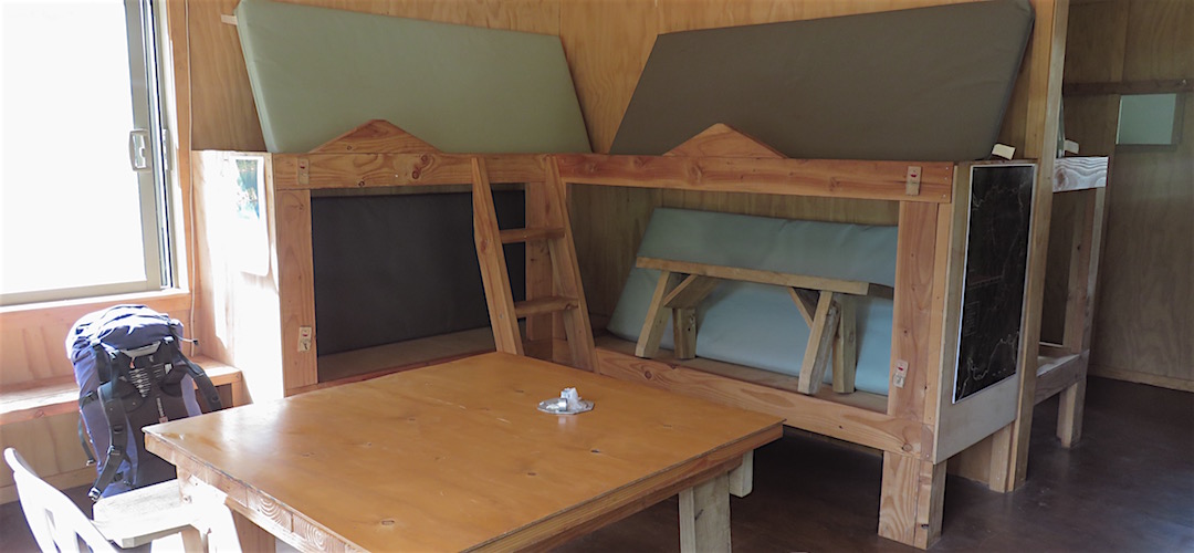 Inadequate restraints to the top bunks.  | Stern Valley Hut, Lyell Range/Radiant Range Conservation Area