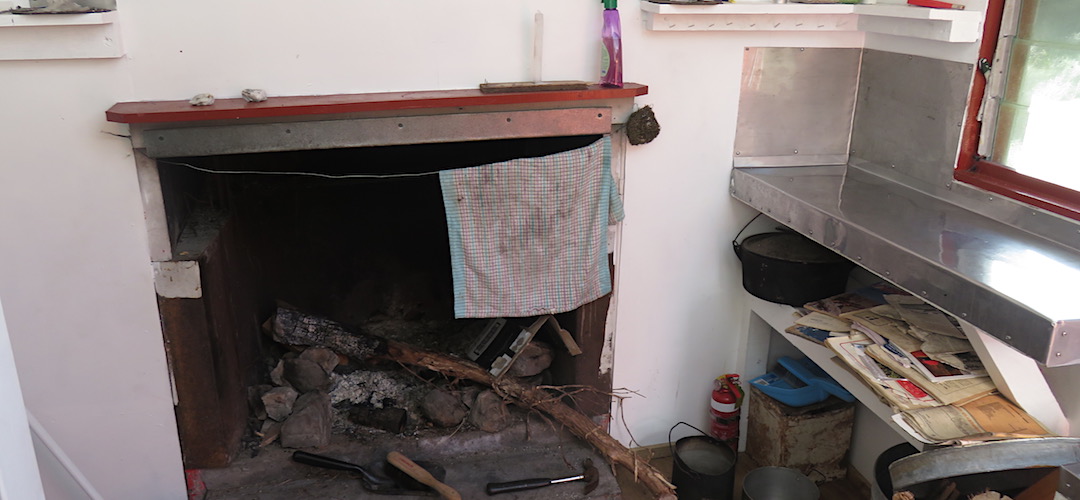 Good not to have to light the fire. Kitchen bench is good. | Poet Hut, Mungo River, West Coast