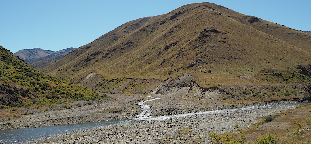 Turn left for Severn Hut. Turn right for Top Gordon Hut. | Saxton Hut, Saxton River