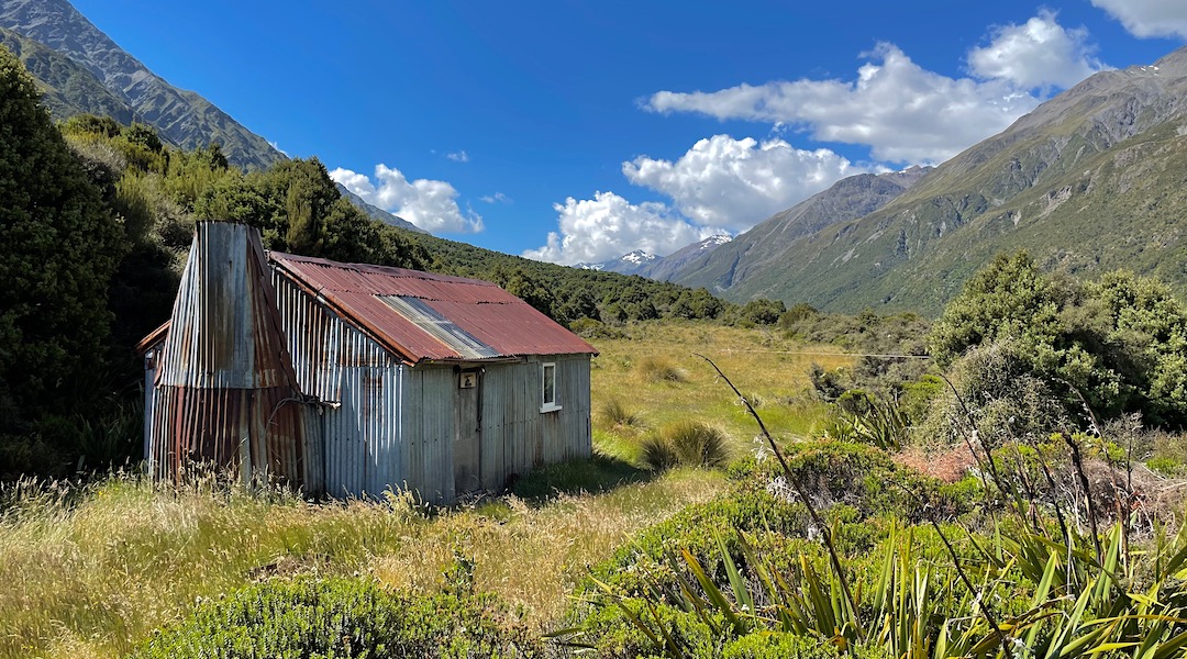 Still standing. Since 1933. | Urquhart's Hut, Craigieburn Forest Park