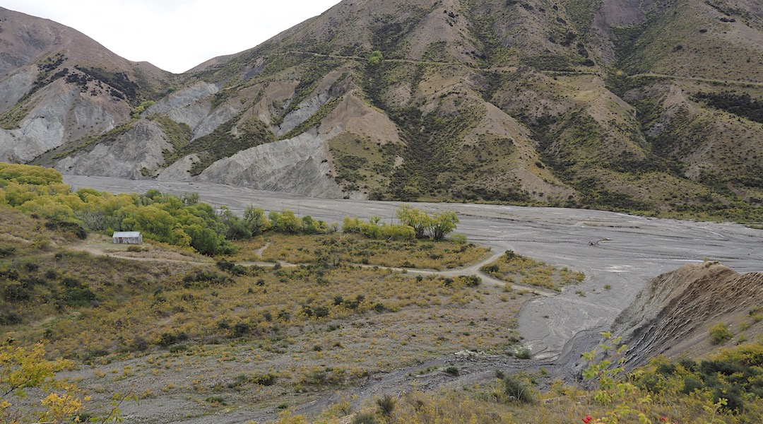 A long way to the water. | Old Willows Hut, Ka Whata Tu o Rakihouia/Clarence Conservation Park