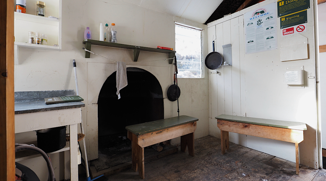 The open fire and louvre windows give decent ventilation. | Alfred Hut, Ka Whata Tu o Rakihouia/Clarence Conservation Park