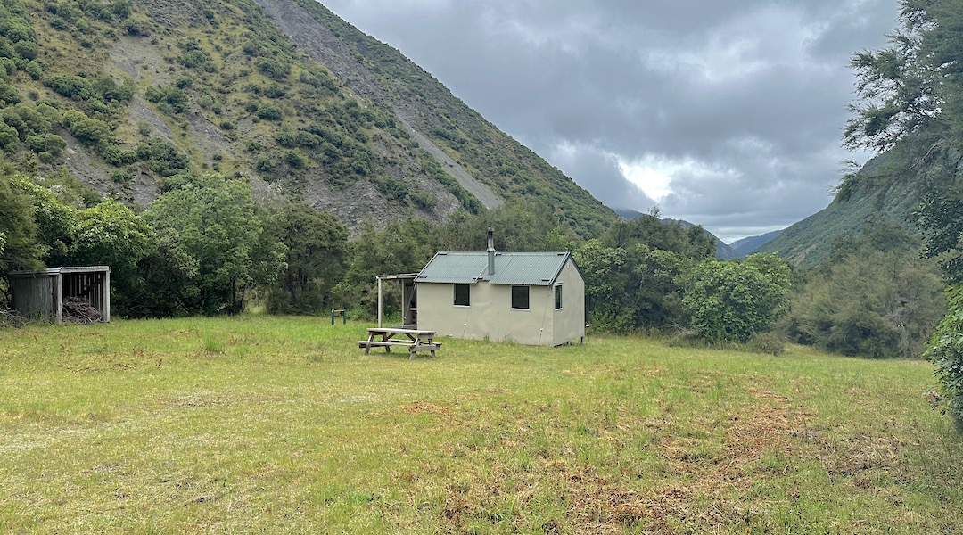 Great to have a picnic table. |  Kowhai Hut, Ka Whata Tu o Rakihouia Conservation Park