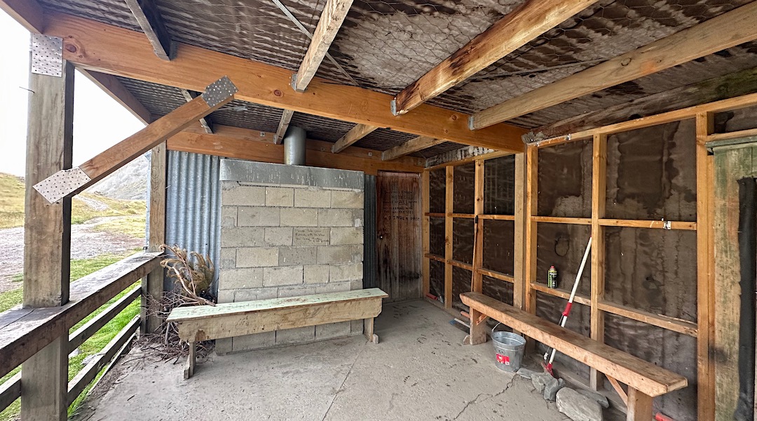 Linking shelter. | Tailings Hut, Oteake Conservation Park