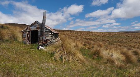 A bleak place to stay in winter. | Garden Gully Hut, Oteake Conservation Park
