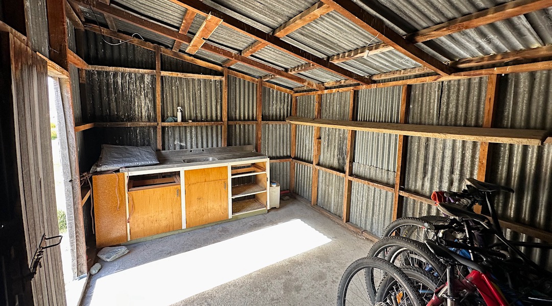Interior. | Top Hut old, Oteake Conservation Park