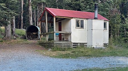 Exterior. | Ahuriri Base Hut, Ahuriri Conservation Park
