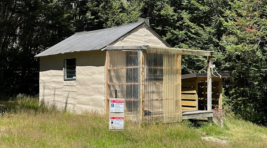 Exterior. | Top Dingle Burn Hut, Hawea Conservation Area