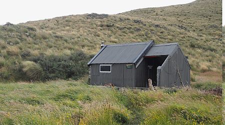 Exterior. | Spurs Hut, Te Kahui Kaupeka Conservation Park