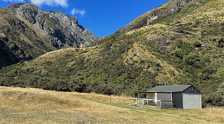 Exterior. | Growler Hut, Te Kahui Kaupeka Conservation Park