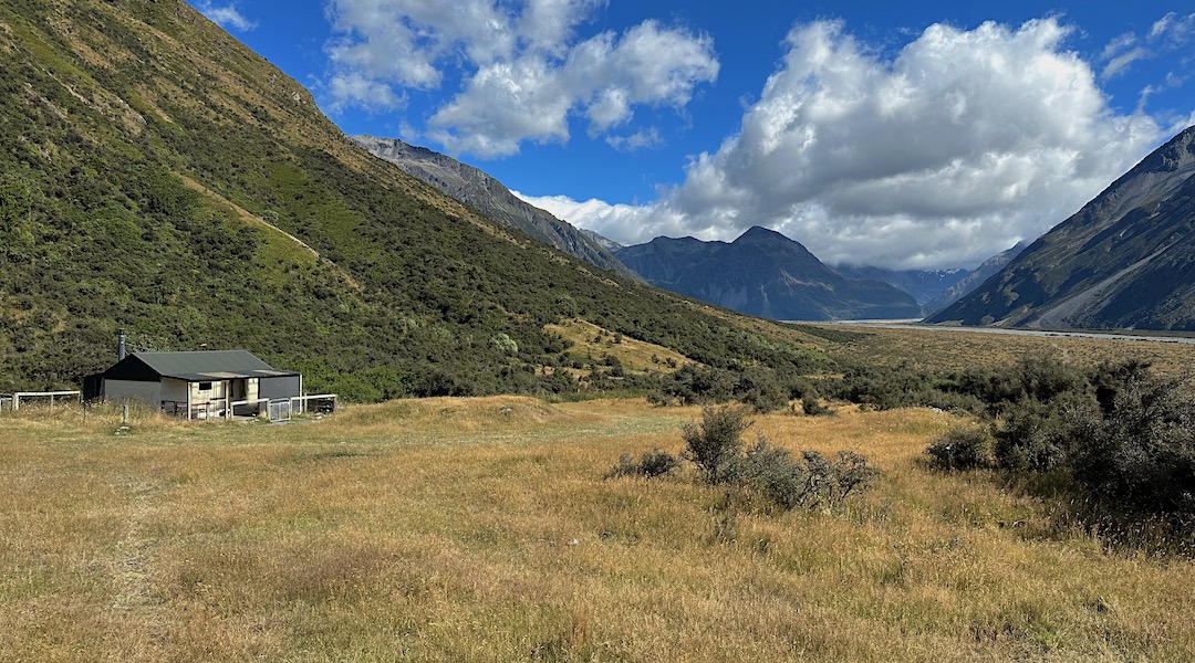 Looking up the Havelock River valley. | Growler Hut, Te Kahui Kaupeka Conservation Park