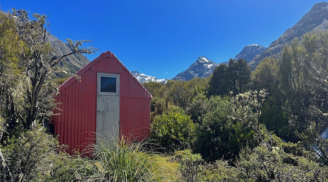 The hut is on the top of a mound on the valley floor. | Eric Bivouac, Hakatere Conservation Park