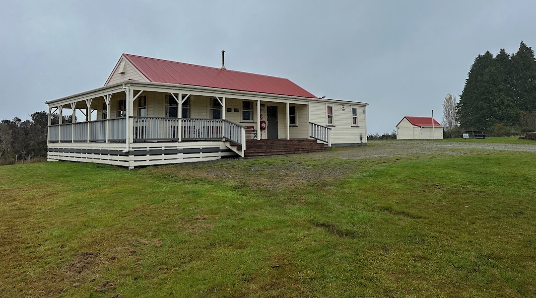 The lodge is on the top of a flat ridge. | Waiuta Lodge, Waiuta