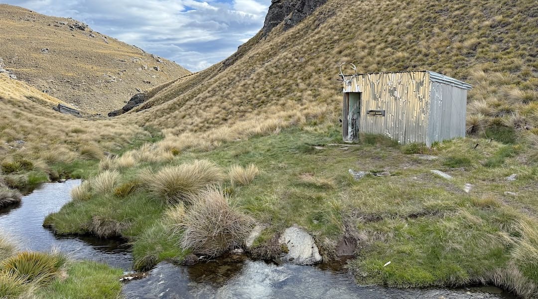 Lauder Basin Hut exterior 