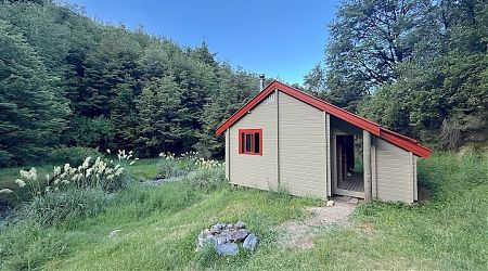 Pinchgut Hut exterior