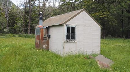 Thompsons Flat Hut exterior