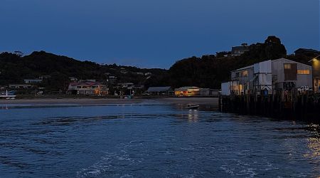 Not yet light when leaving Rakiura at 8 am. | Oban, Rakiura