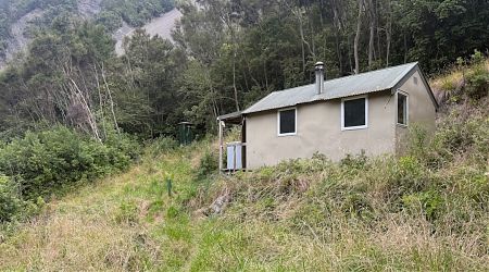 The clearing is on a considerable slope. | Hapuku Hut, Ka Whata Tu o Rakihouia Clarence