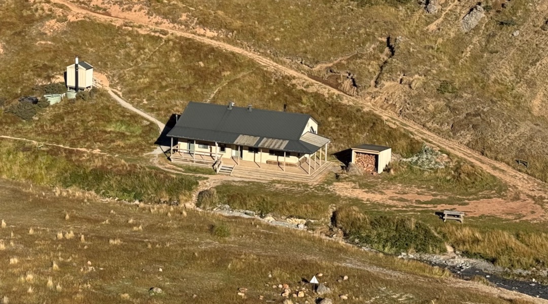 A 4WD track goes right to the hut. | Woolshed Creek Hut, Hakatere Conservation Park