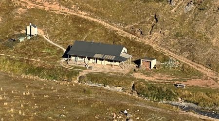 A 4WD track goes right to the hut. | Woolshed Creek Hut, Hakatere Conservation Park
